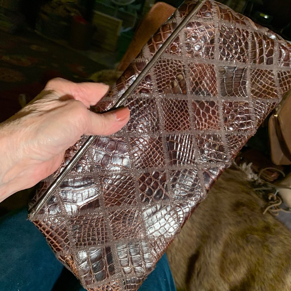 Alligator clutch